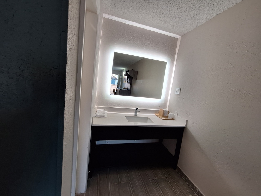 Budget Inn Roxboro 31/32