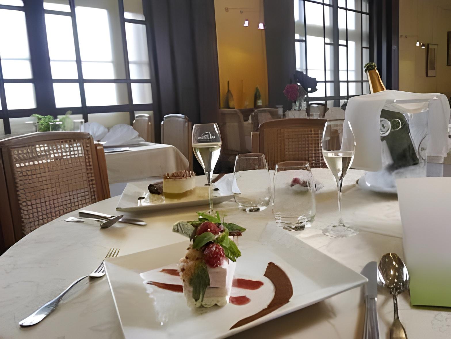 LOGIS AUBERGE DES VIEUX CHENES 18/25