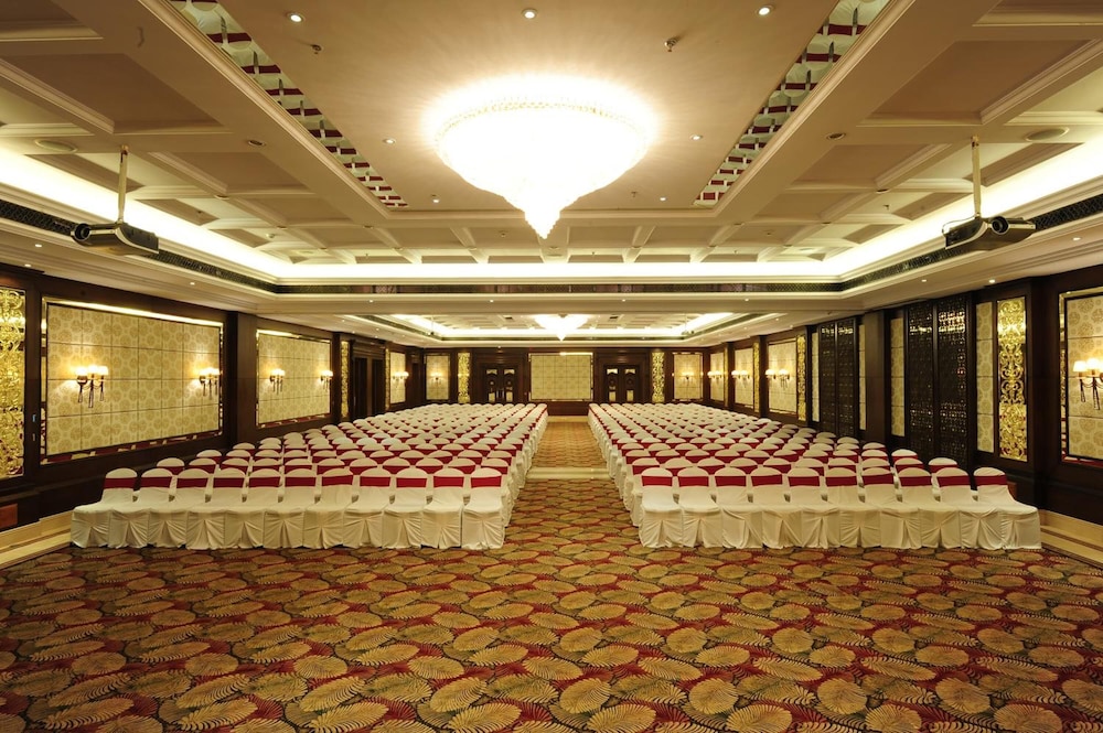 MAYFAIR Convention 18/37