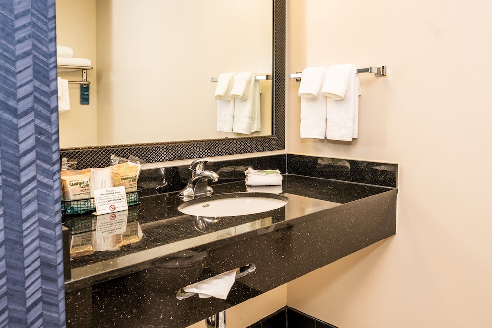 Fairfield Inn Suites San Antonio Downtown Alamo Plaza 48/50
