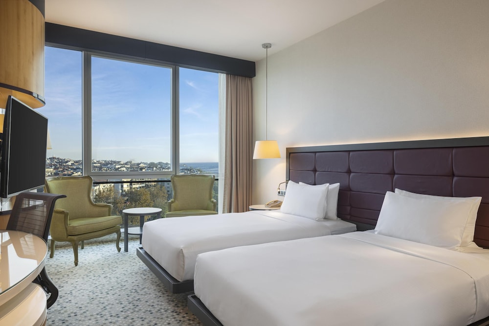 غرفة ديلوكس بسريرين منفصلين بإطلالة على البحر بحوض استحمام، Doubletree By Hilton Hotel Istanbul - Moda 2/10