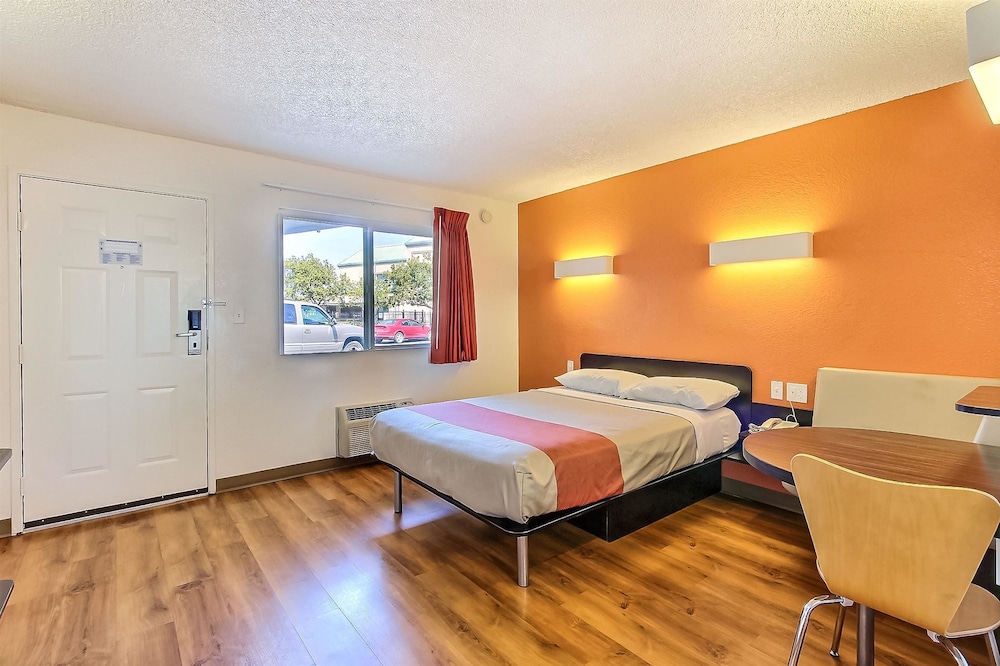 Motel6 Campbell, CA - San Jose 11/28
