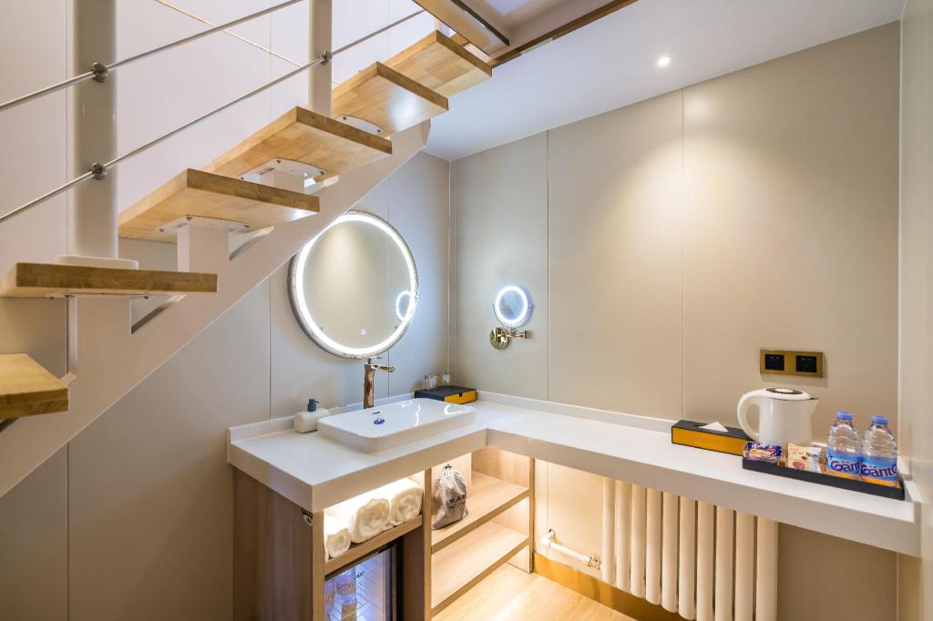 Dequan Luxury Hotel (Chaoyang High speed Railway Station Shilibao Subway Station Branch) 46/50