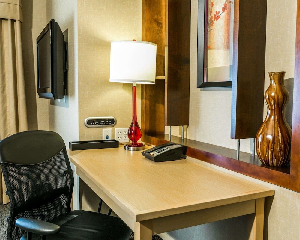 Cambria Hotel Denver International Airport 59/63