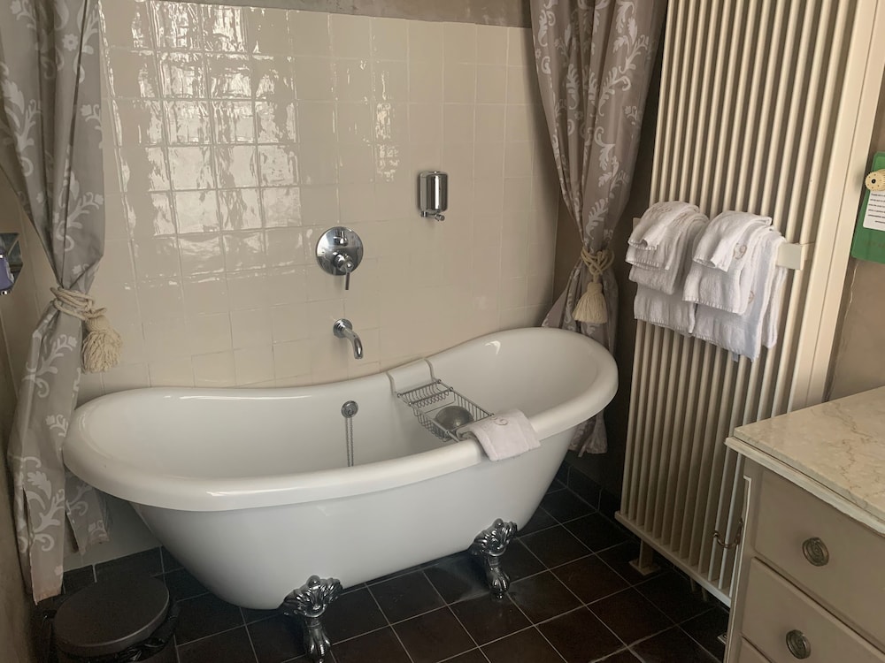 1669 Bed And Breakfast 42/50