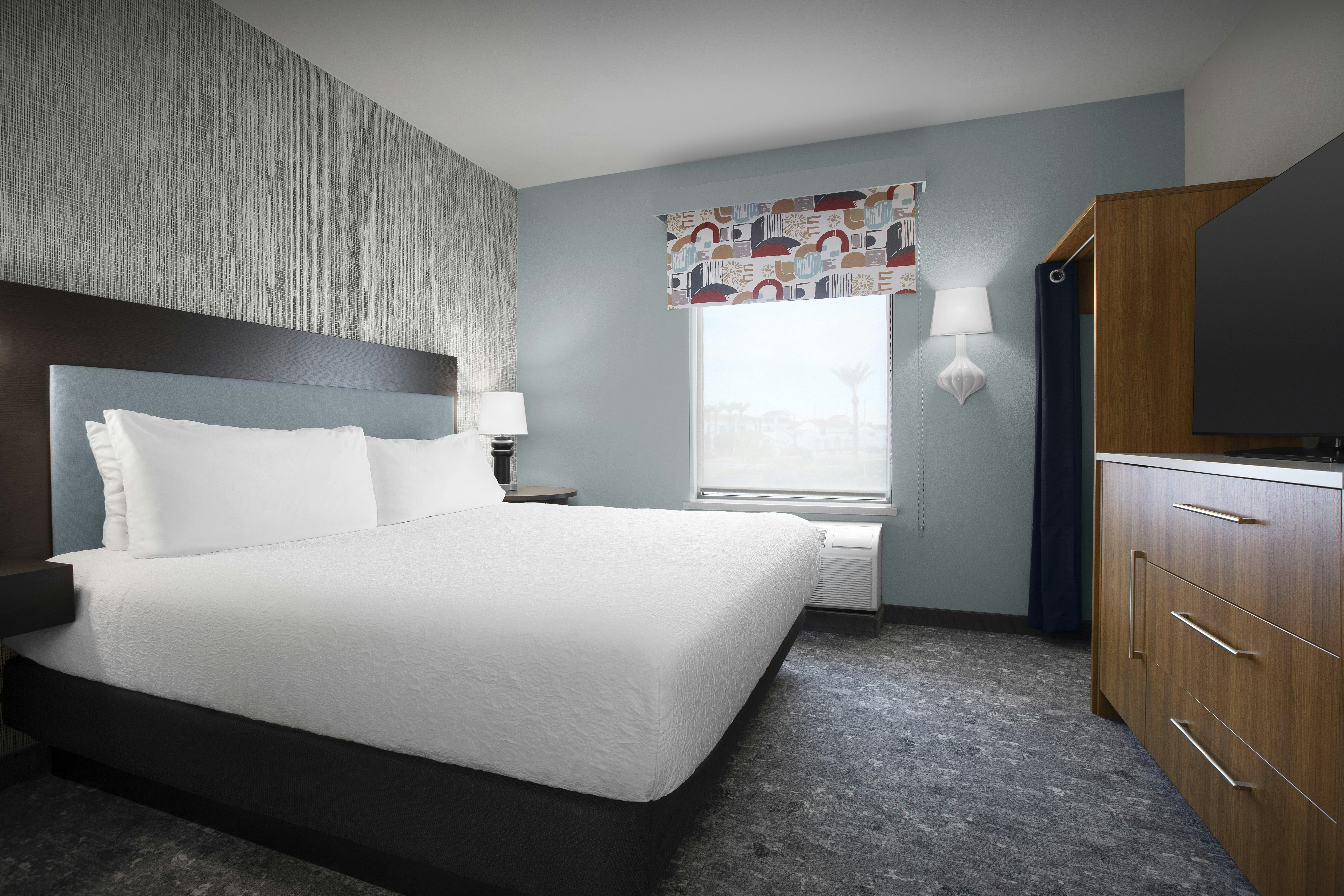STUDIO, SUITE, KING BED