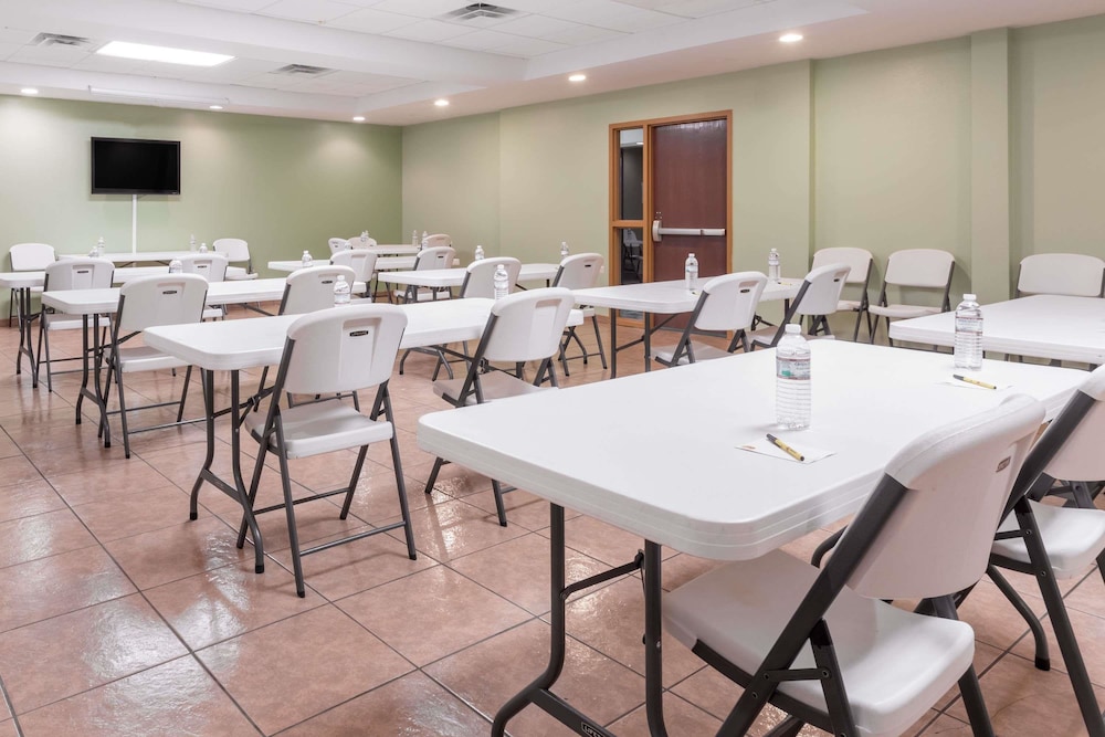Super 8 by Wyndham Rainsville 13/23