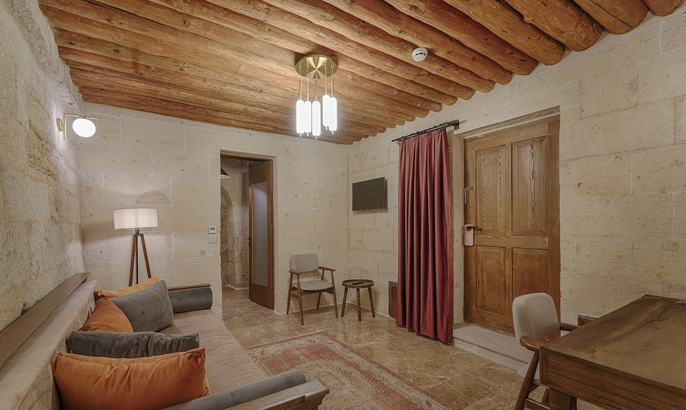 Solem Cave Suites 30/56