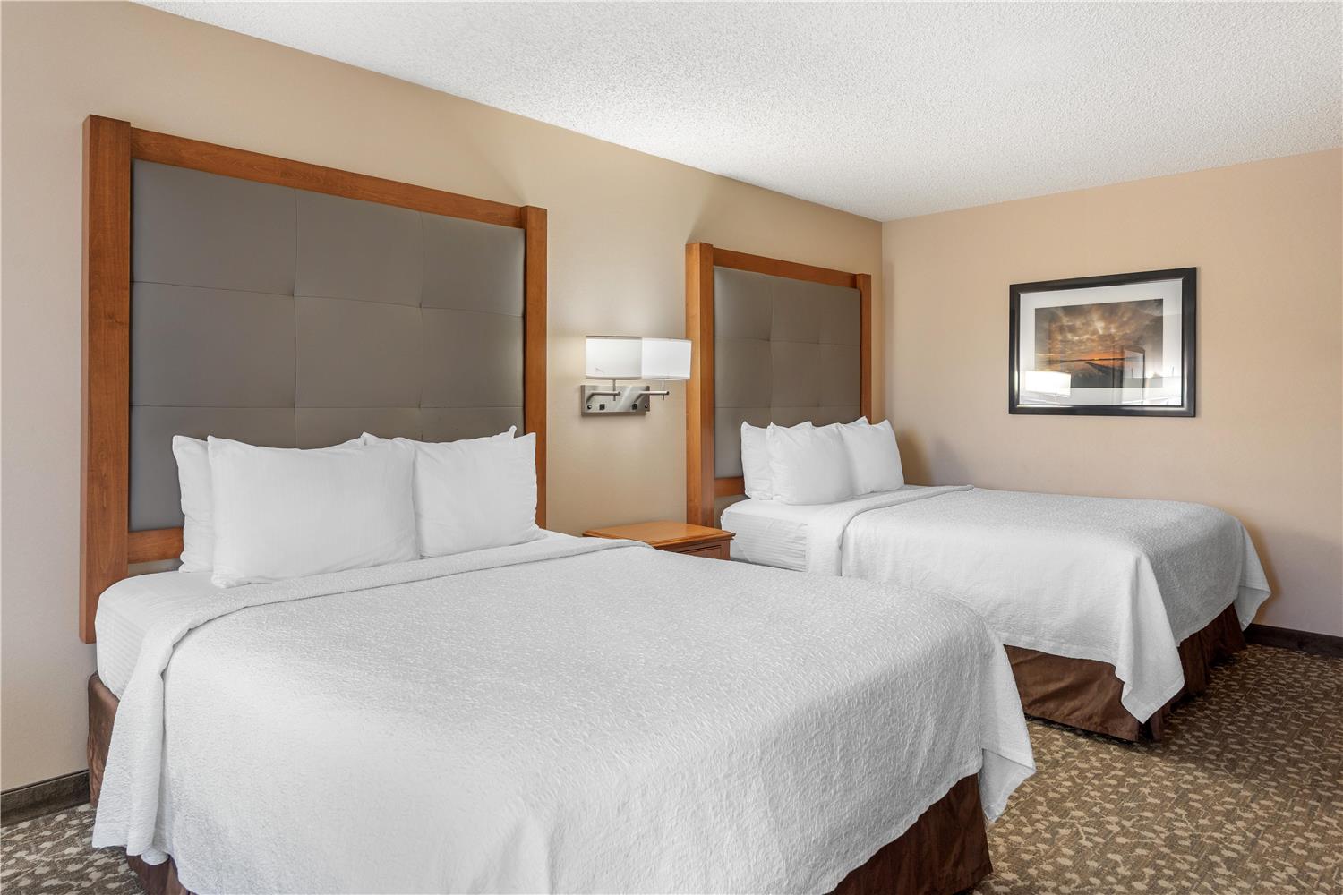 غرفة بسريرين كوين، Best Western Plus Oak Harbor Hotel & Conference Center 2/4