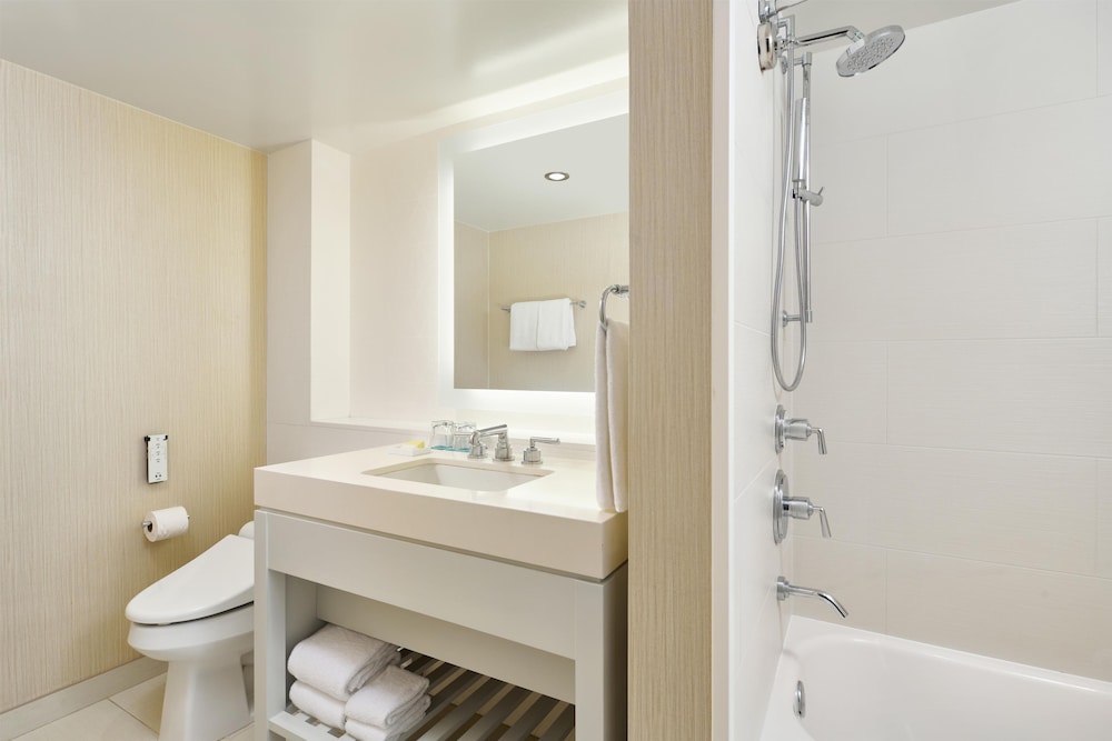 Hyatt Regency Waikiki Beach Resort and Spa 49/50
