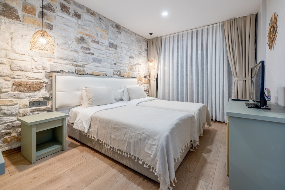 Hanedan Hotel 13/40