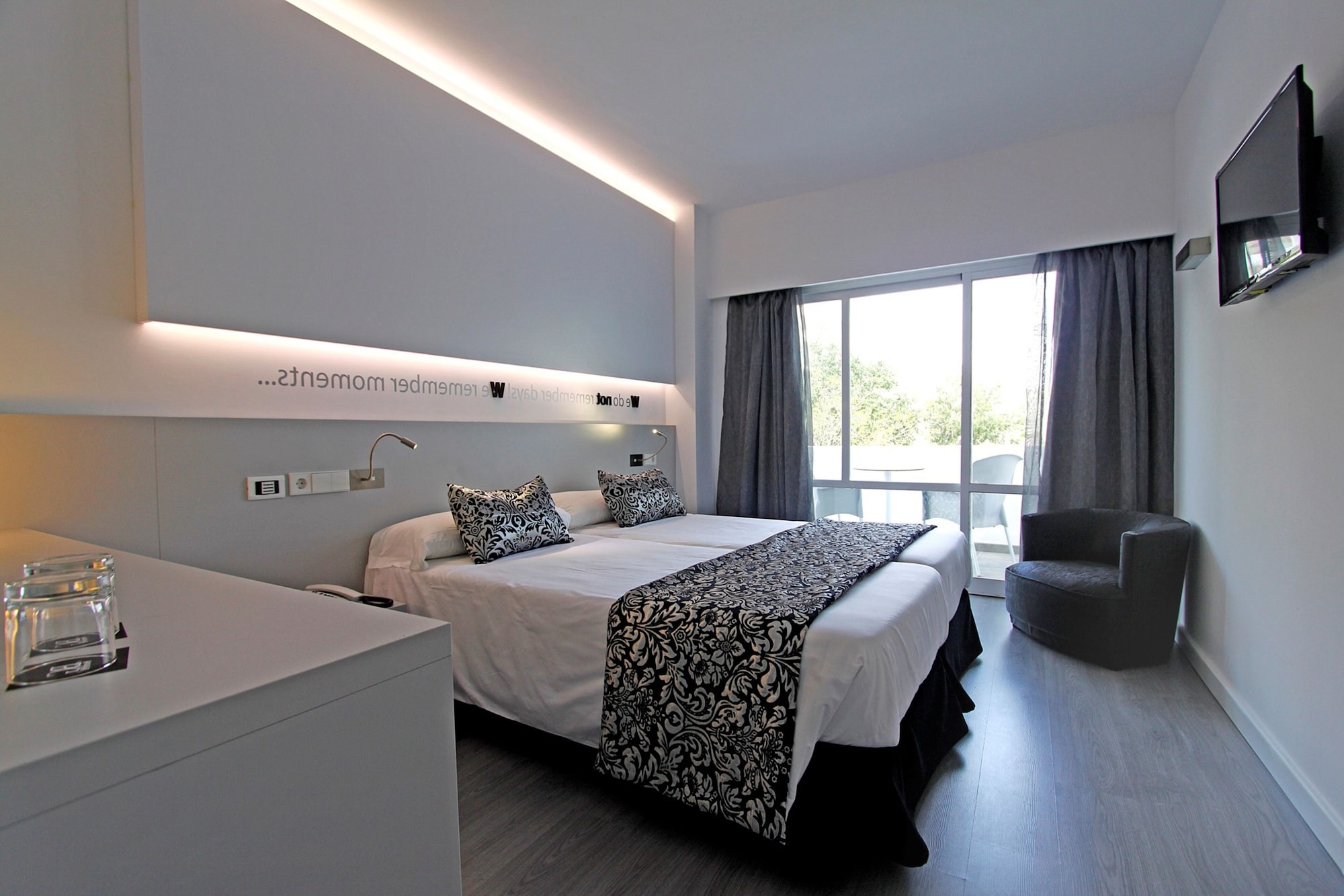 ROOM, TWIN BEDS, PARTIAL SEA VIEW, SIDE