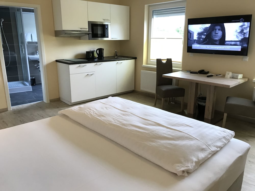 Family Suite, 1 Queen and 1 Single Bed, Attic