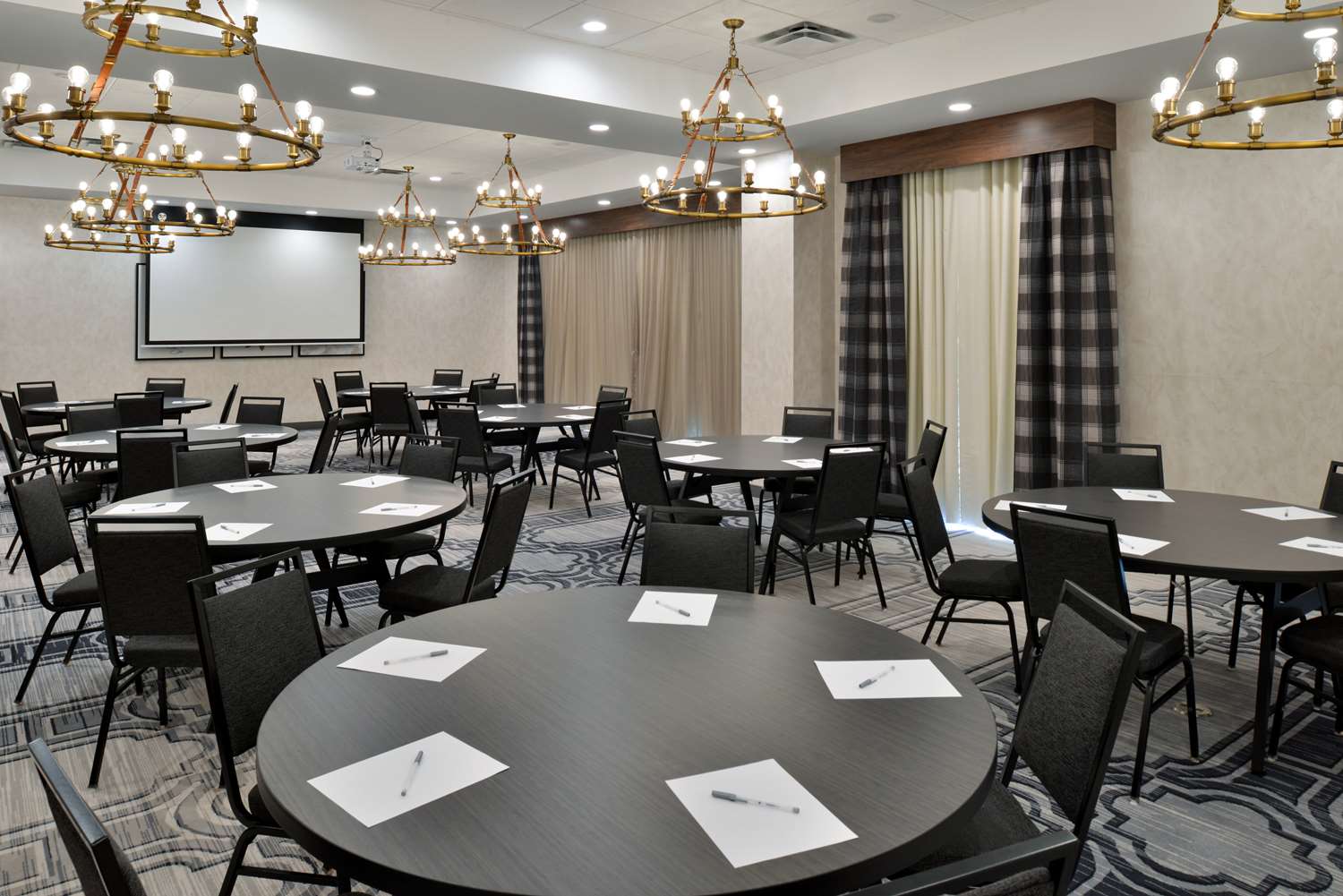 Hampton Inn & Suites Greensboro Downtown 19/25