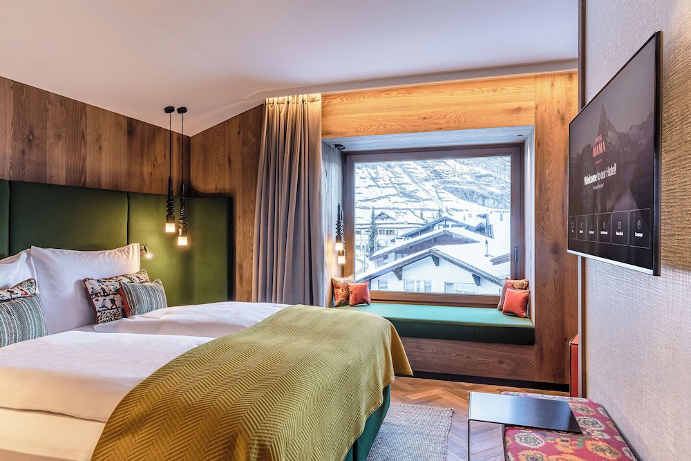 Spa, King Bed, Sofa, Pool Access