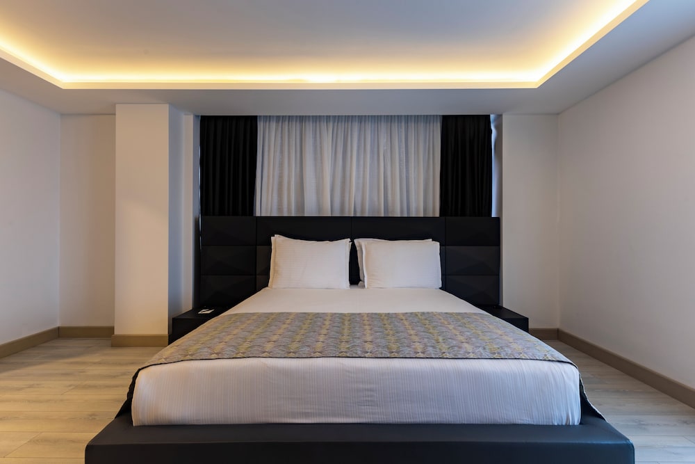 EXECUTIVE, SUITE