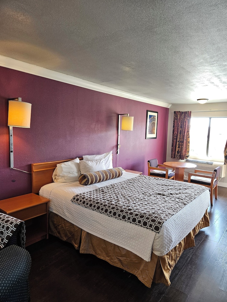Fullerton Inn 13/53