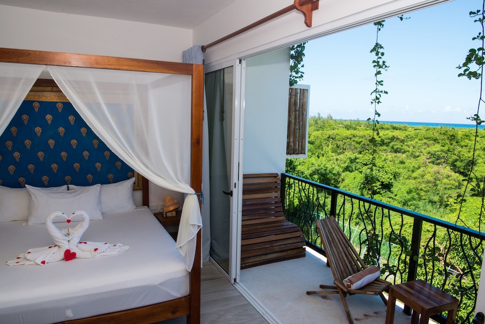 1 Bedroom, Honeymoon, Suite, King Bed, Ocean View, Sofa, Balcony, Ocean Zen Suites 8/10