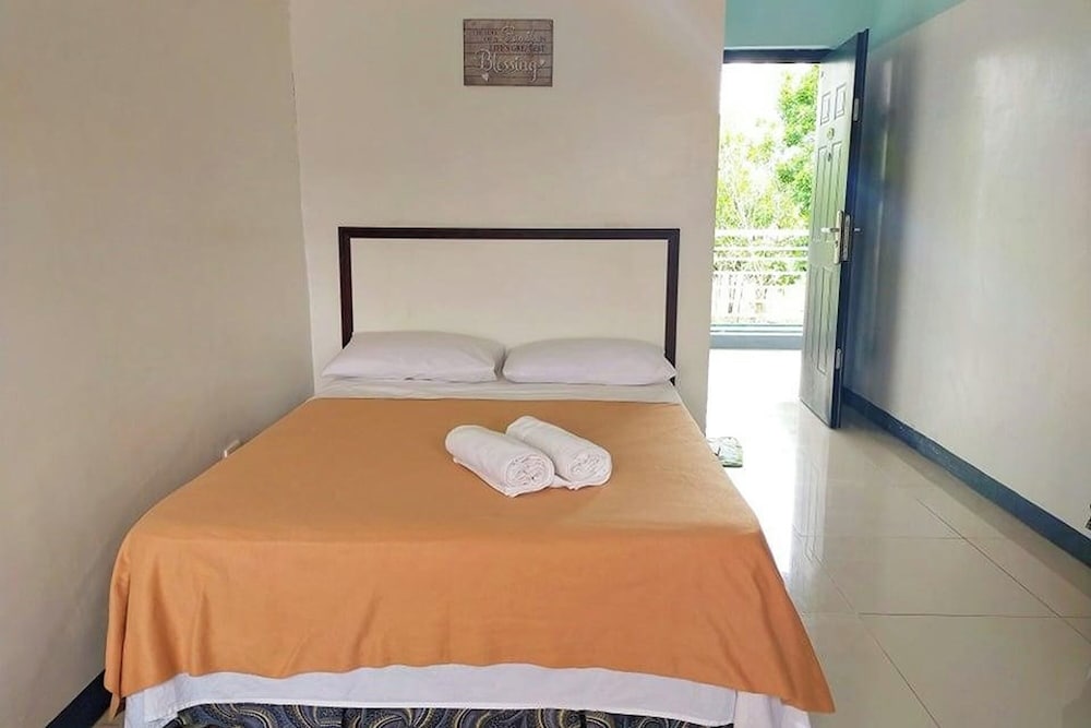 EC Hotel near Laoag Airport by ZUZU 14/34