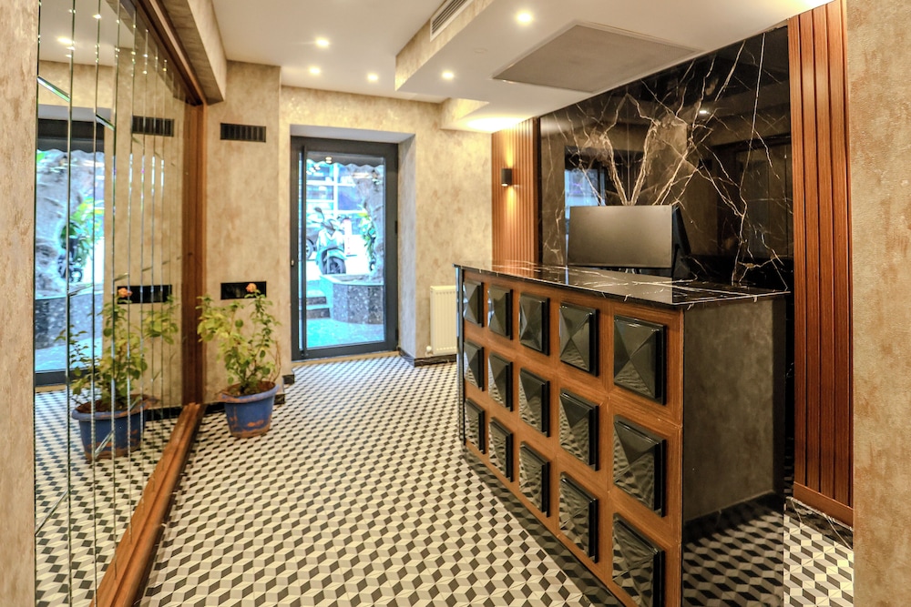 Center Hill Hotel 7/50