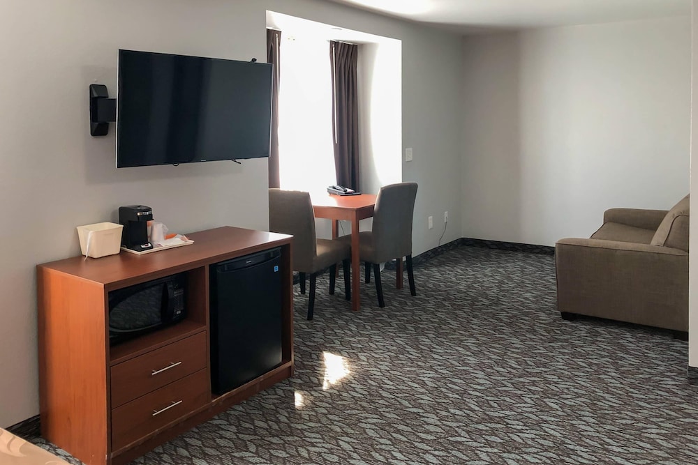 Quality Inn and Suites Watertown Fort Drum 33/50