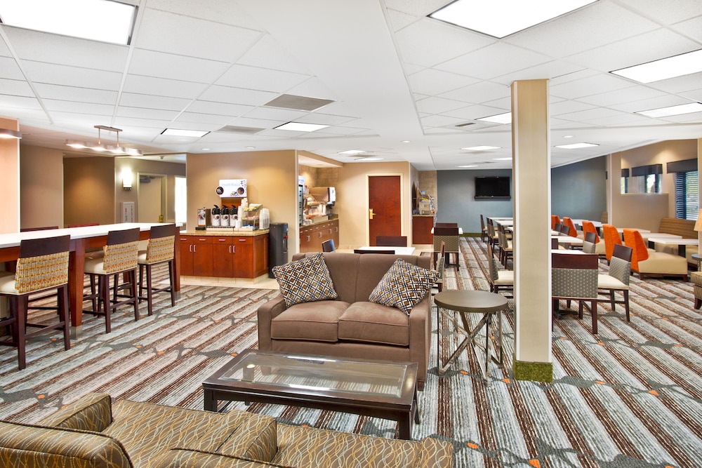 Holiday Inn Express Hotel And Suites Bradley Airport 46/74