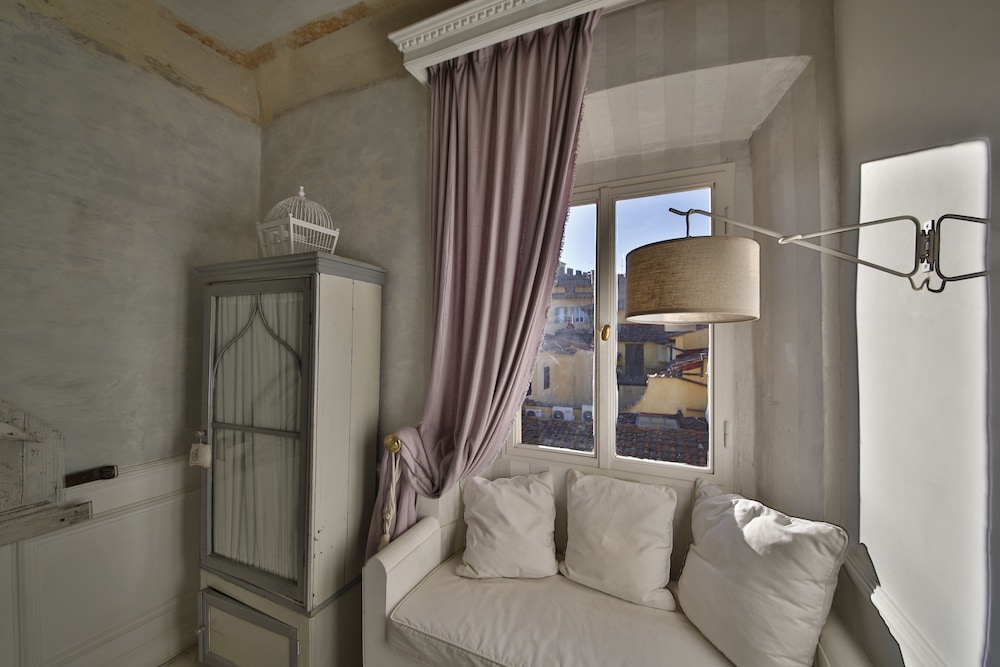White Home 26/28
