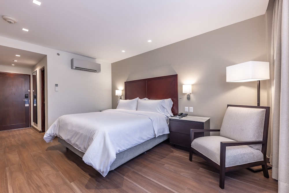 DELUXE, KING BED