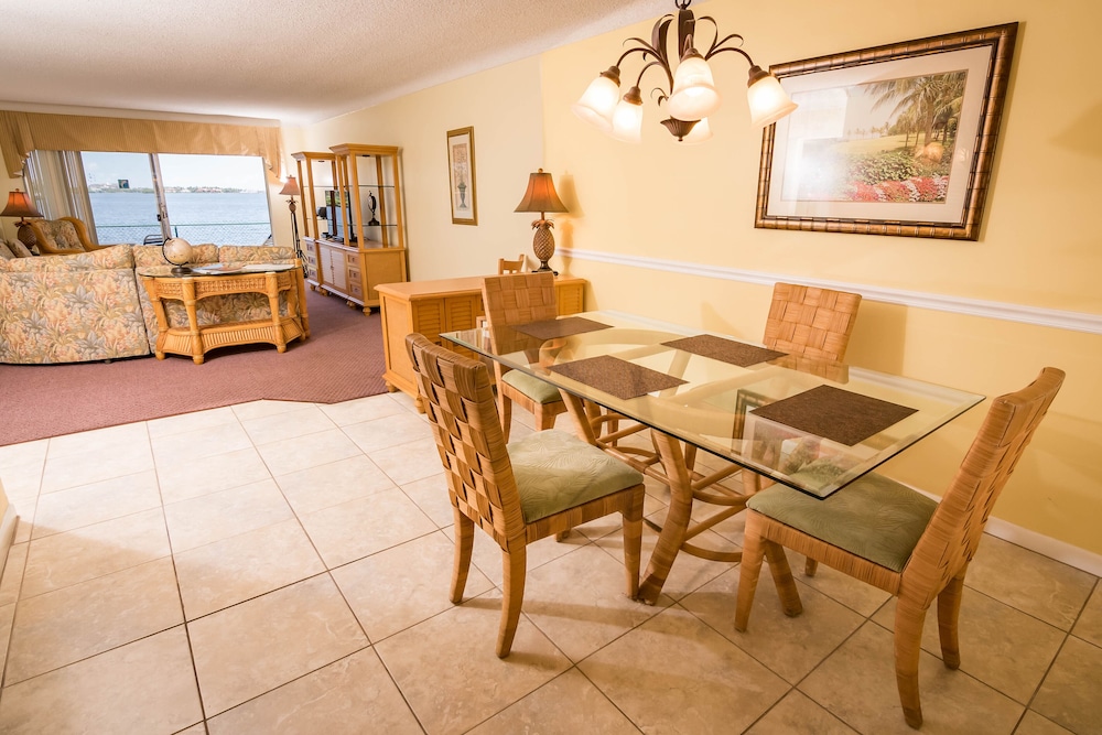 PALM BEACH WATERFRONT SUITES 41/67