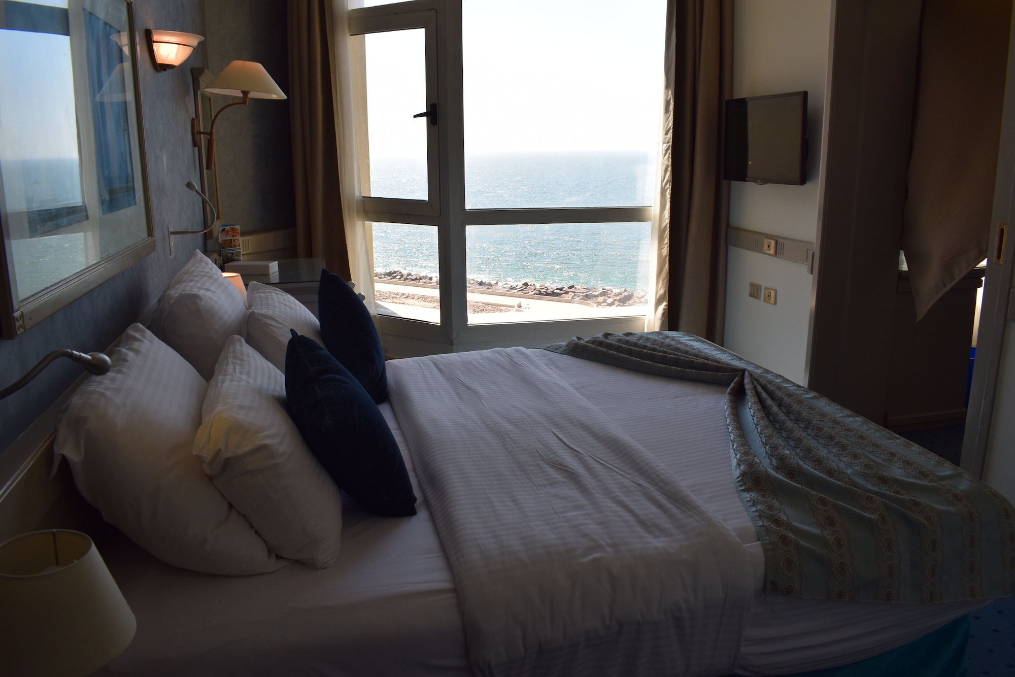 SUPERIOR, SEA VIEW