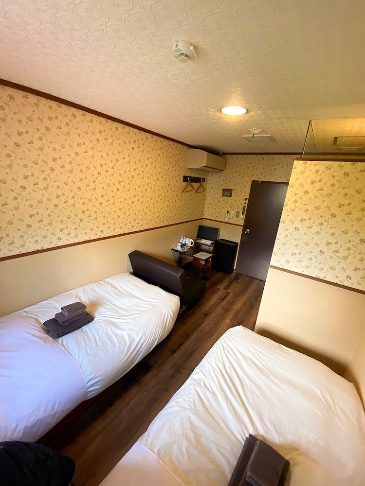 WESTERN, TWIN BEDS, SHARED BATHROOM
