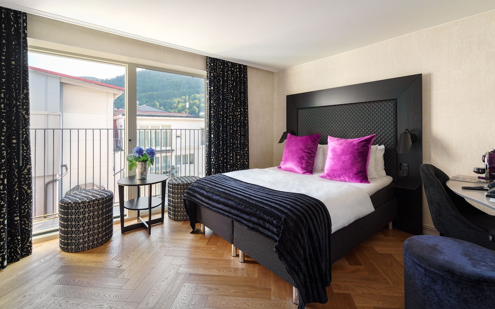 DELUXE, QUEEN BED, BALCONY