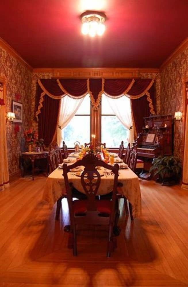 Alexander Mansion Historic Bed and Breakfast 38/48