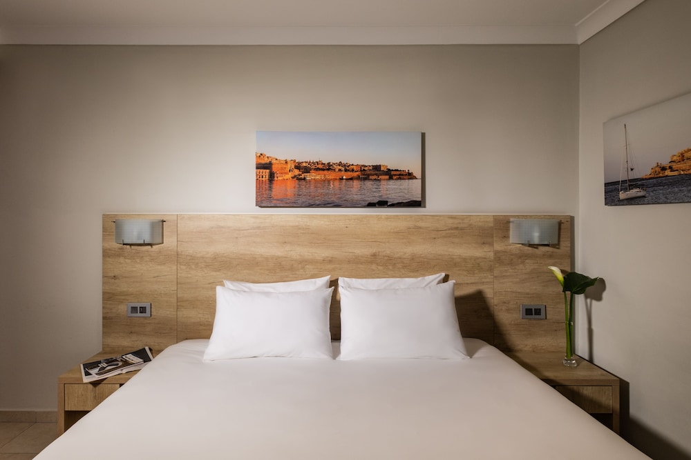 غرفة قياسية بسرير مزدوج أو سريرين منفصلين بإطلالة جزئية على البحر، Qawra Palace Resort & Spa 4/4