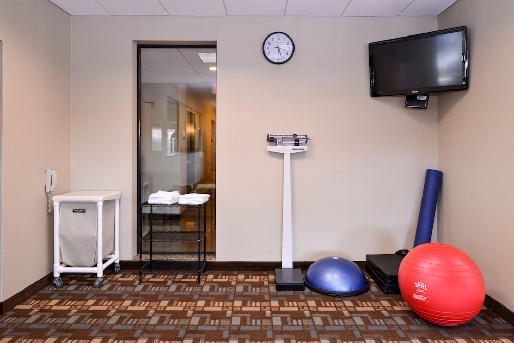 Holiday Inn Express Hotel And Suites Fairmont 39/64
