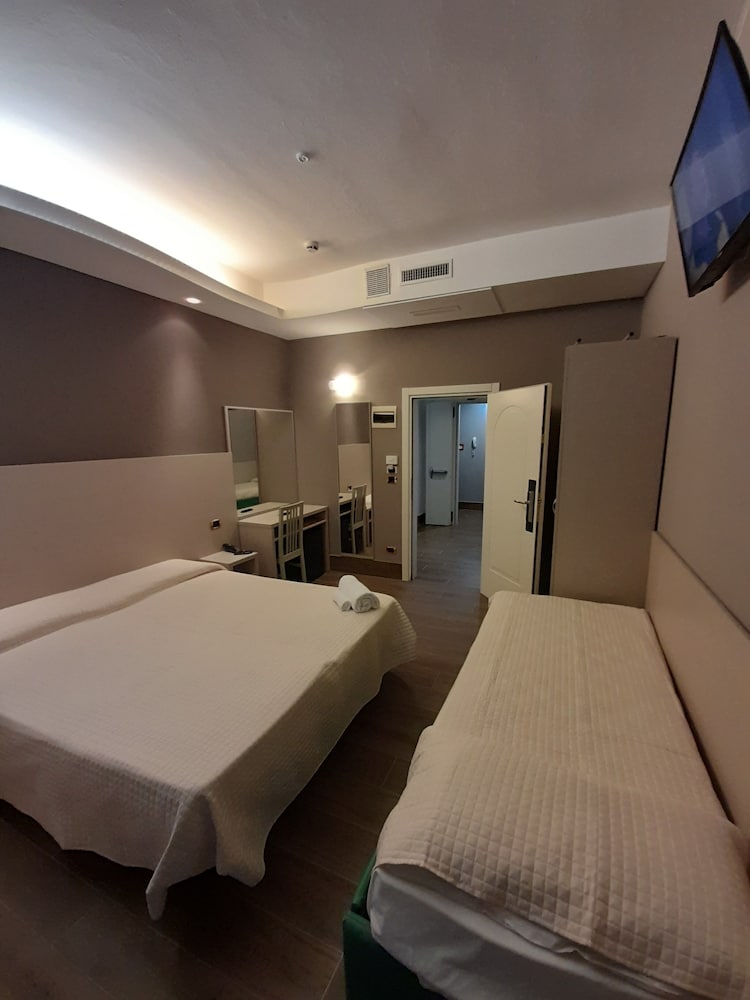 Hotel Royal Plaza 8/27