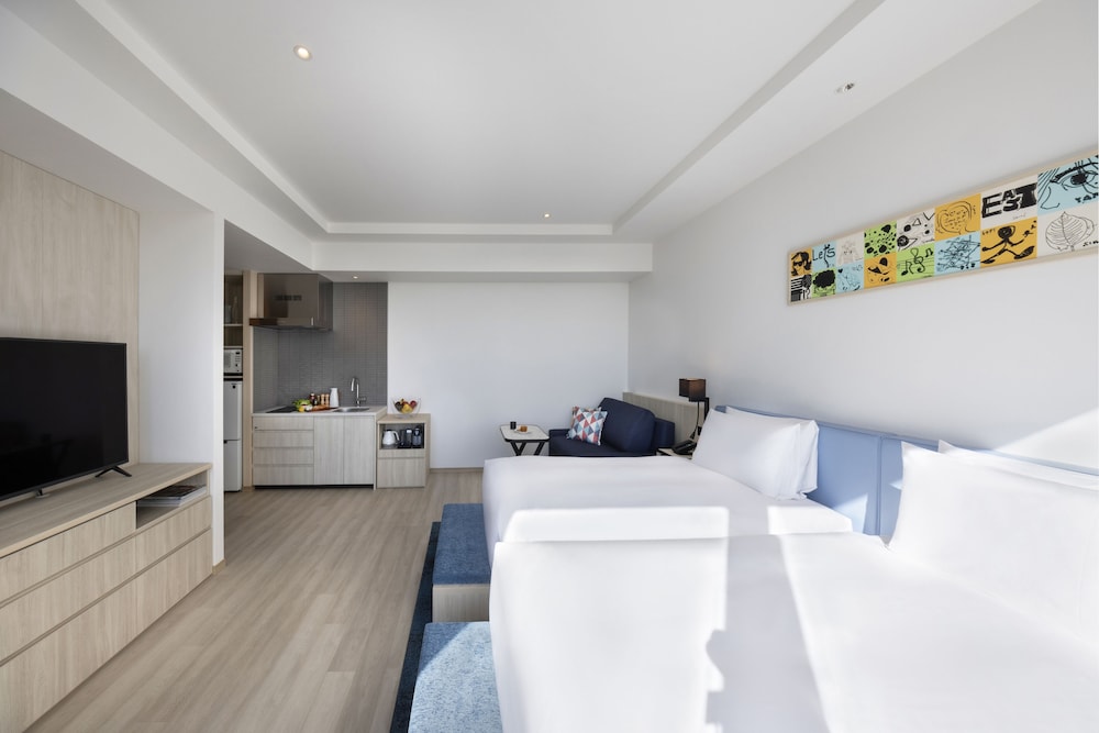 DELUXE, TWIN BEDS, SOFA