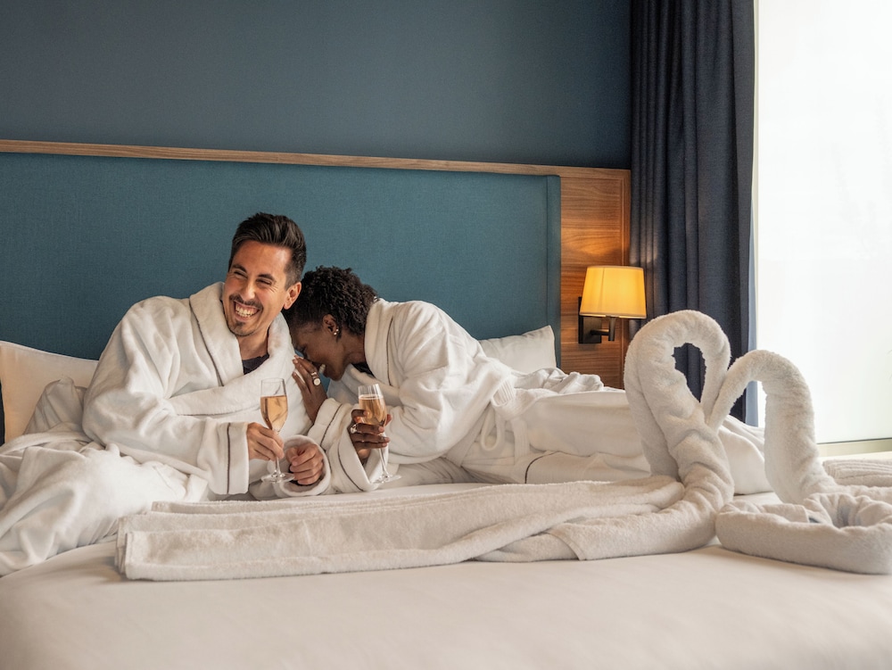 ROOM, SINGLE