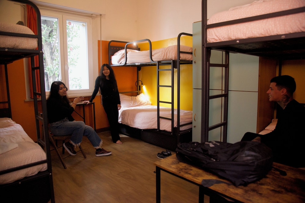 Sunflower City Backpacker & Student Hostel 28/48