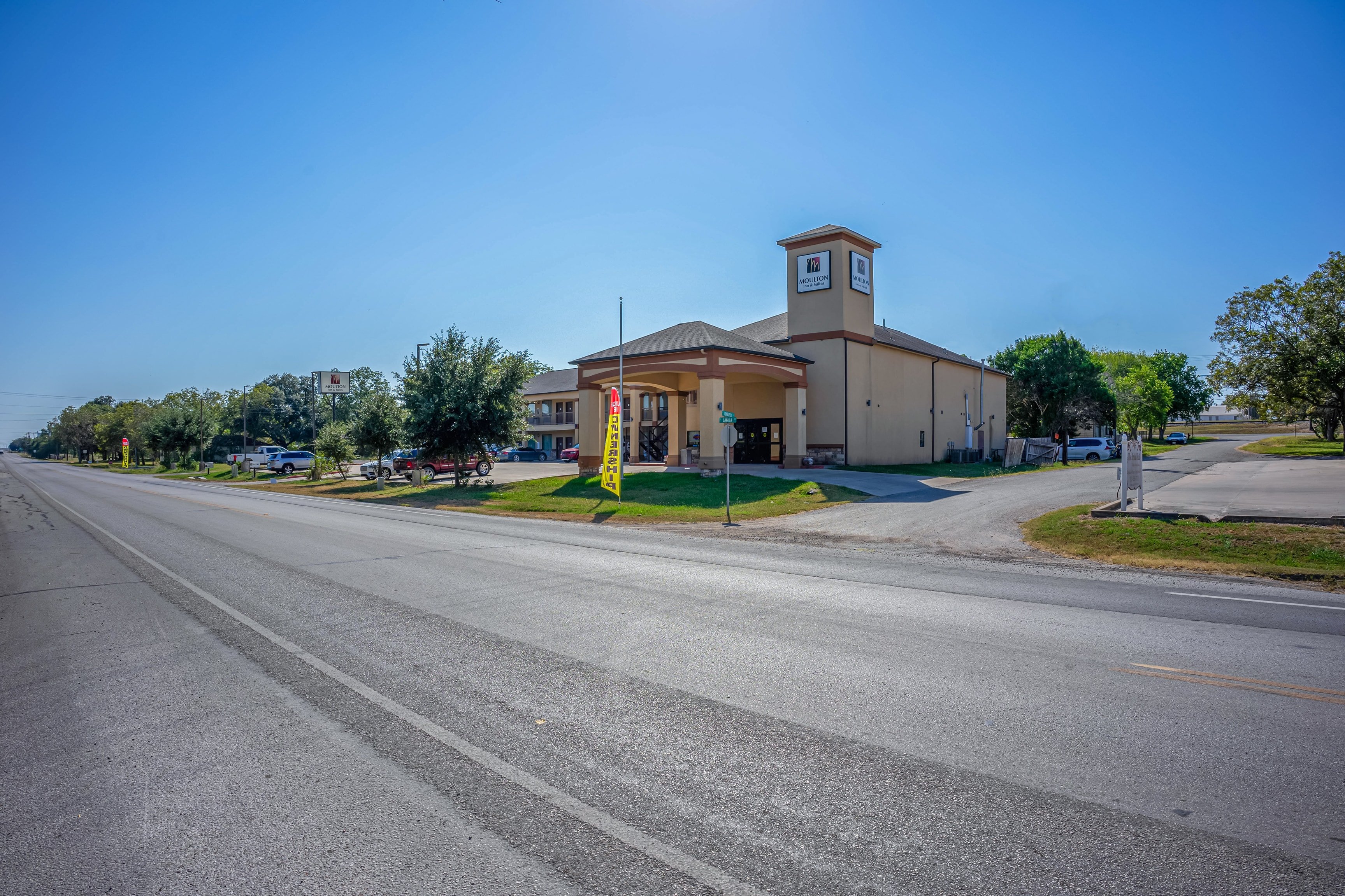 Moulton Inn & Suites By OYO Near Shiner TX 19/29