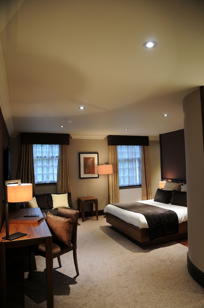 Busby Hotel 37/47
