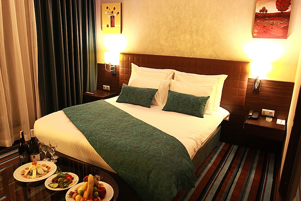 Notte Hotel 10/50