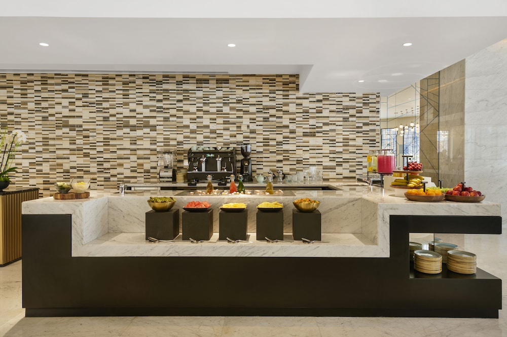 Wyndham Grand Doha West Bay Beach 9/57