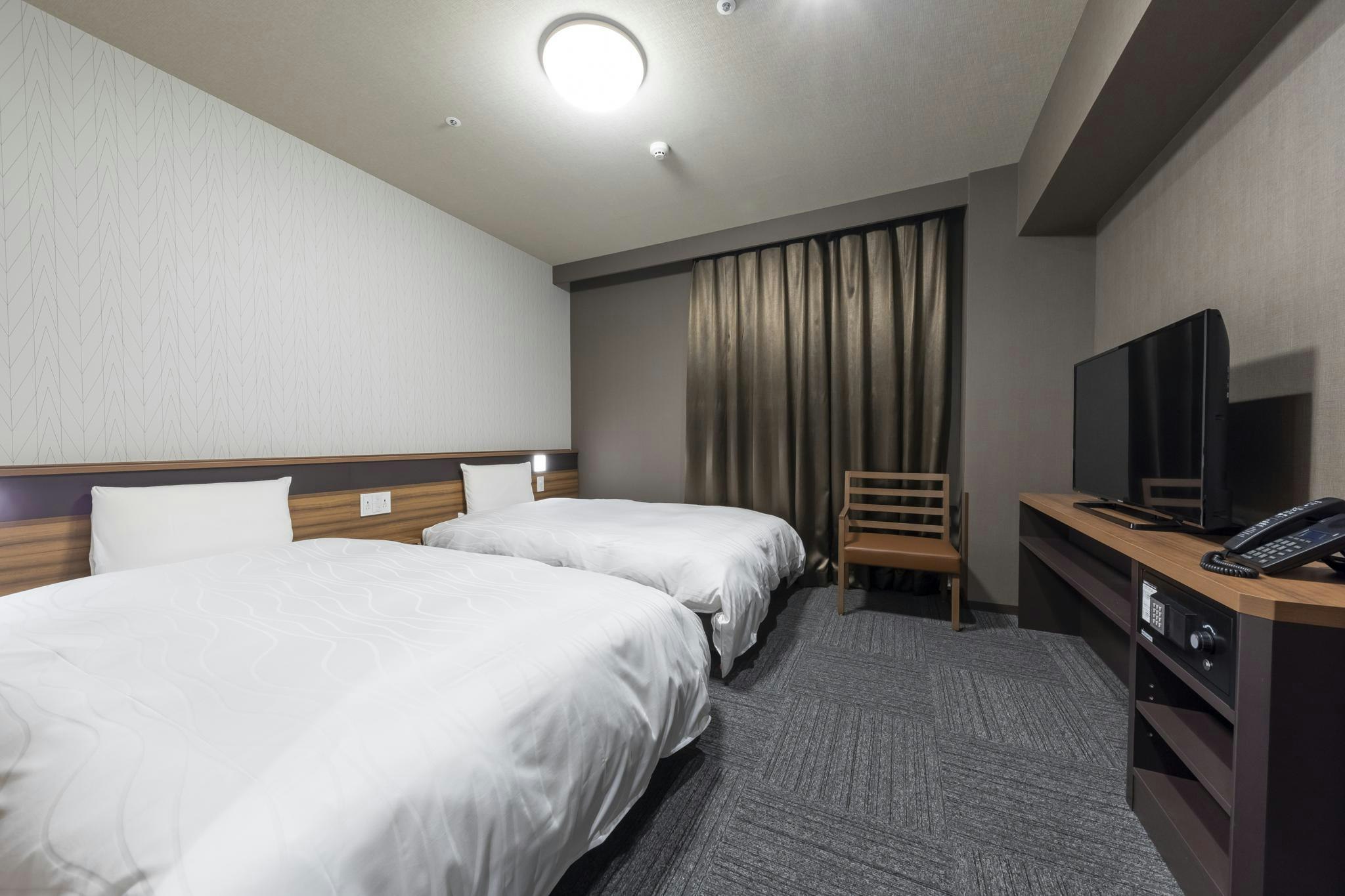 ROOM, TWIN BEDS