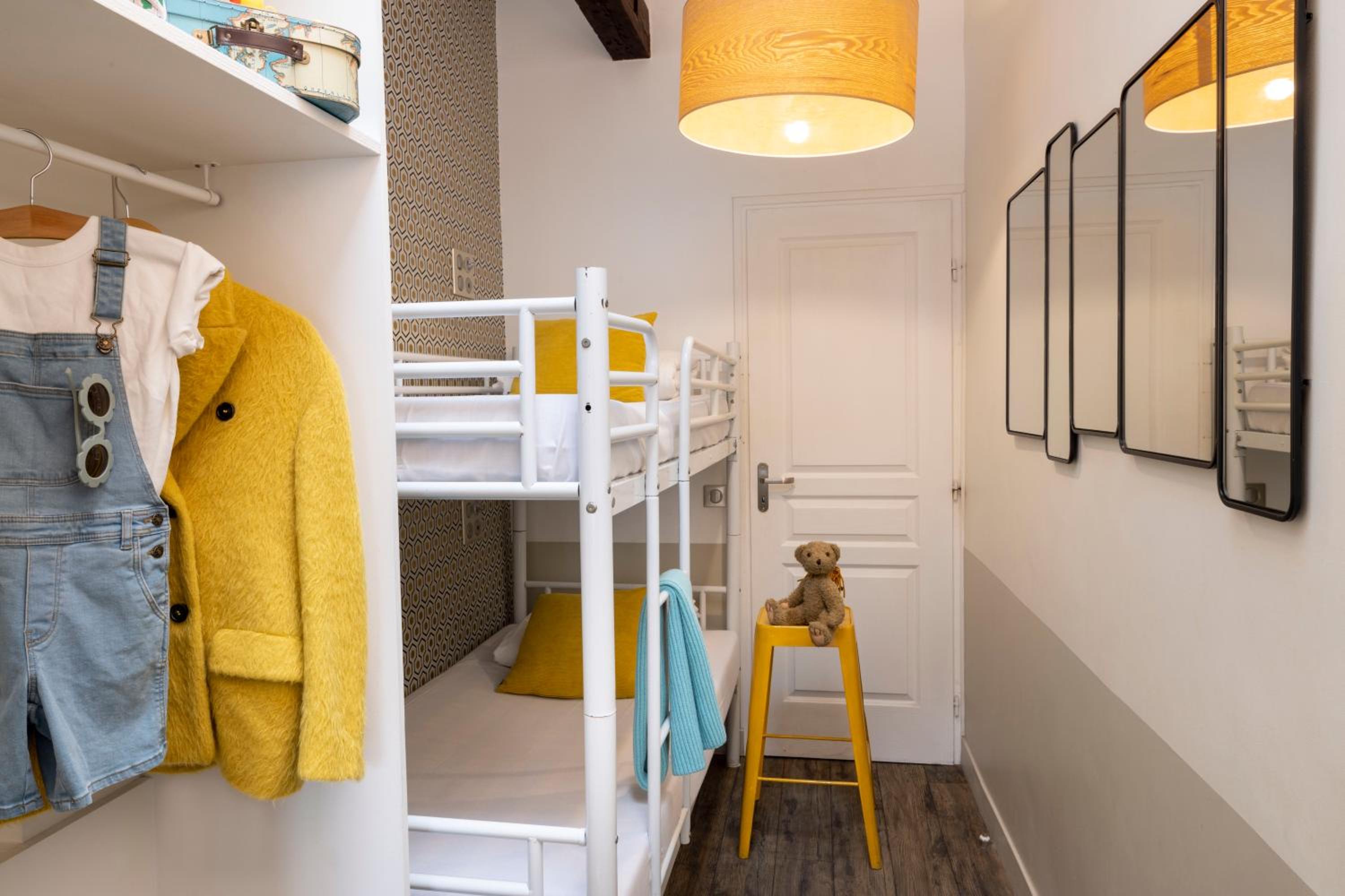 Family, 1 Double and 2 Bunk Beds, Sacre Coeur View، Le Regent Montmartre 3/3