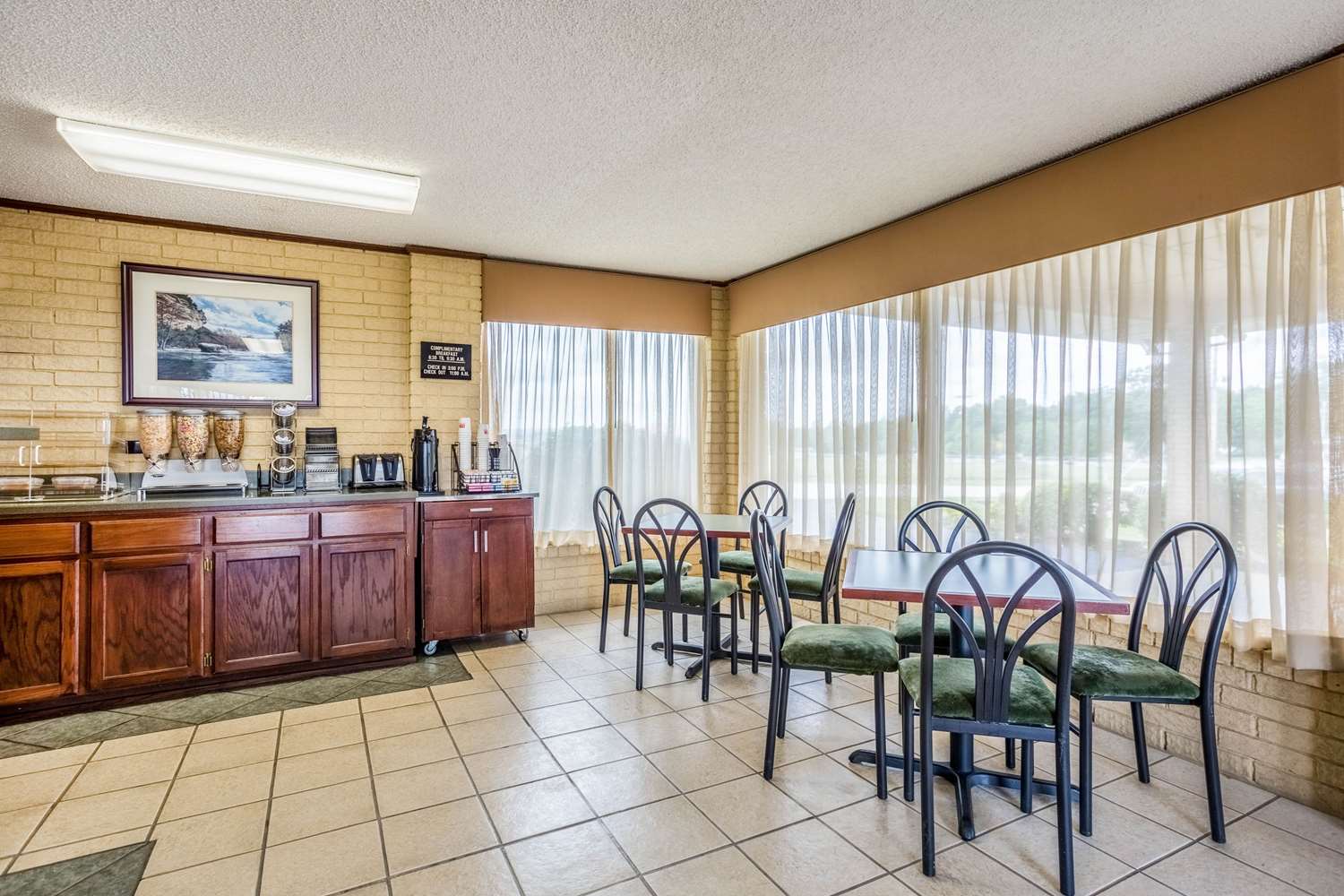 Days Inn by Wyndham Batesville AR 8/13