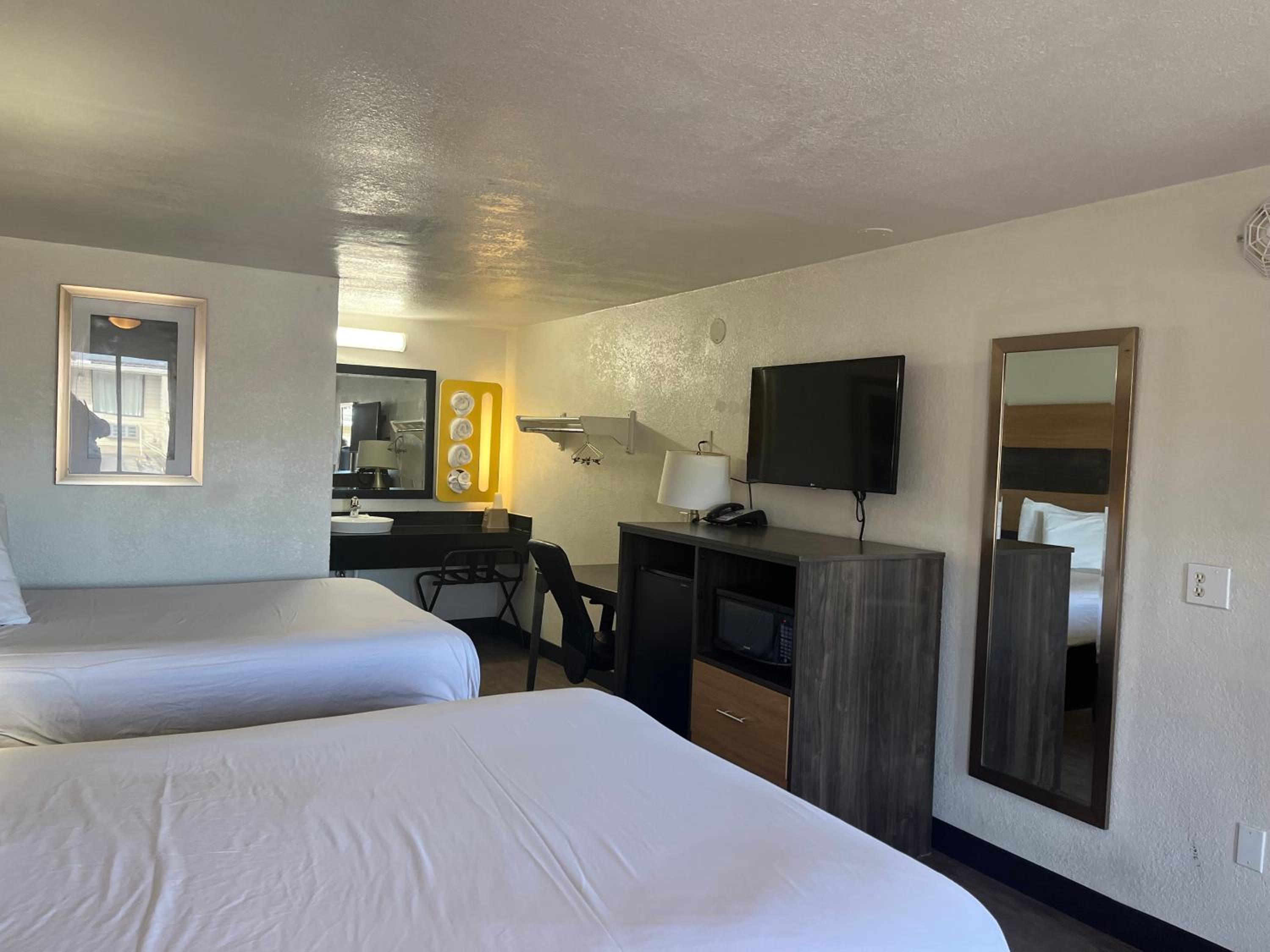 غرفة بسريرين كوين لذوي الإعاقة، Motel6 Cross Lanes, WV–Goff Mountain Rd 2/4