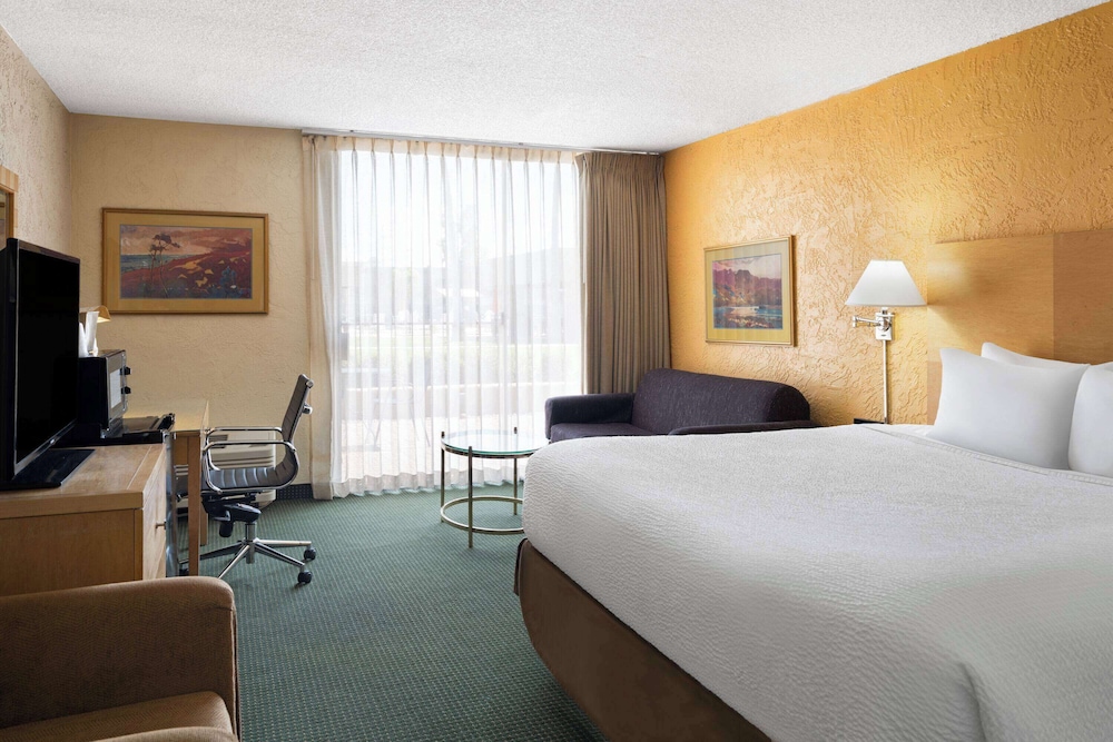 DELUXE, KING BED, COURTYARD VIEW