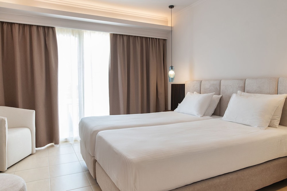 Grand Blue Beach Hotel 50/94