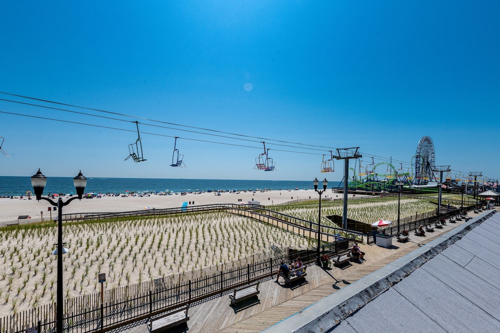Boardwalk Hotel Charlee Beach House Rentals 34/50